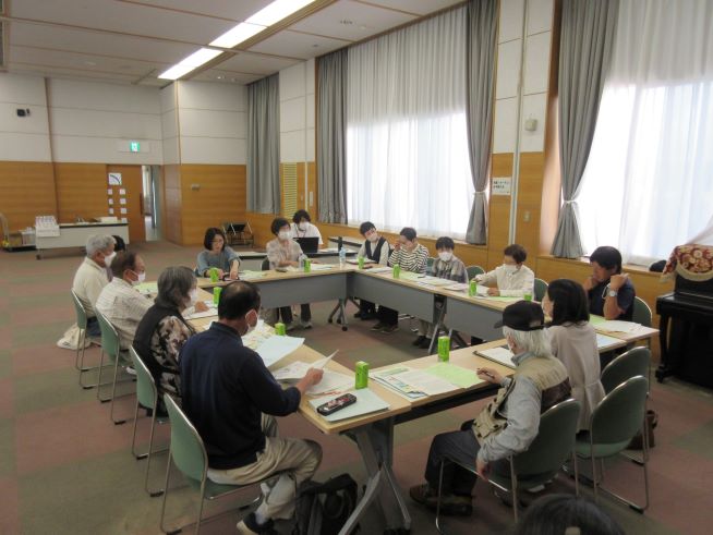 第１回ふれあい・いきいきサロン連絡会の中部地区の様子。サロン代表が机を囲んでいる様子。