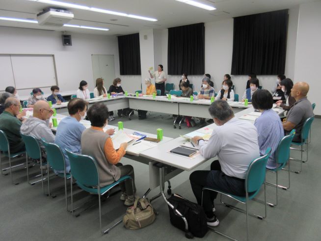 サロン連絡会味岡地区の様子。サロン代表が机を囲んでいる様子。